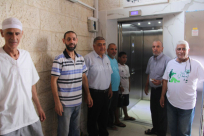 بالفيديو: تركيب مصعد كهربائي لخدمة المصلين في مسجد العجمي بيافا